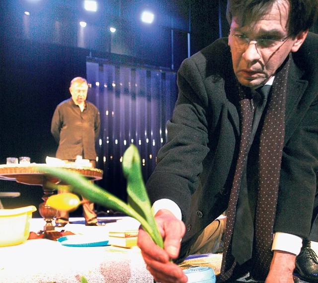 Scena ze spektaklu "Bóg mordu". Na scenie Jacek Łuczak (pierwszy plan) i Jan W. Poradowski