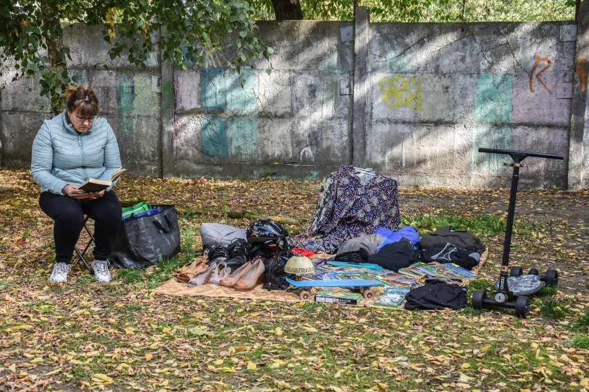 Szamotuły. Wyprzedaż Garażowa po raz kolejny. Bo zamiast wyrzucać zbędne ubrania i sprzęty można znaleźć im nowy dom!