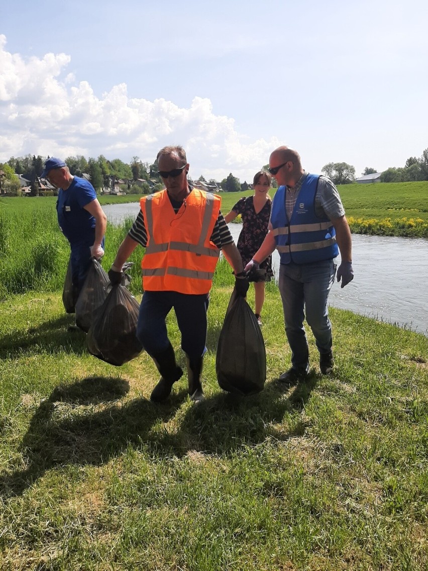 Nowy Targ. Wysprzątali ze śmieci rzeki Czarny i Biały Dunajec. Służby zebrały około pół tony odpadów 