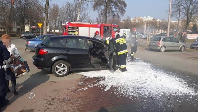 Do pożaru doszło w czwartek, 28 lutego, na parkingu koło sklepu Deichmann przy ul. Myśliborskiej w Gorzowie.
 
Samochód zapalił się na parkingu przy sklepie Deichmann. Seat szybko stanął w płomieniach. Ogień wydostawał się z komory silnika. Na miejsce przyjechał zaalarmowana straż pożarna.
 
Strażacy szybko poradzili sobie z płonący samochodem. Na szczęście nikomu nic się nie stało.

Zobacz również: Sześciu strażaków zostało rannych w wypadku pod Zieloną Górą. Wozy strażackie jechały do pożaru

Źródło:TVN24

POLECAMY RÓWNIEŻ PAŃSTWA UWADZE:
Kolejne porzucone samochody odholowała zielonogórska straż miejska

