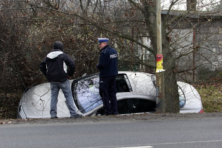 Wrocław: Auto w rowie przy ul. Bystrzyckiej (ZDJĘCIA)