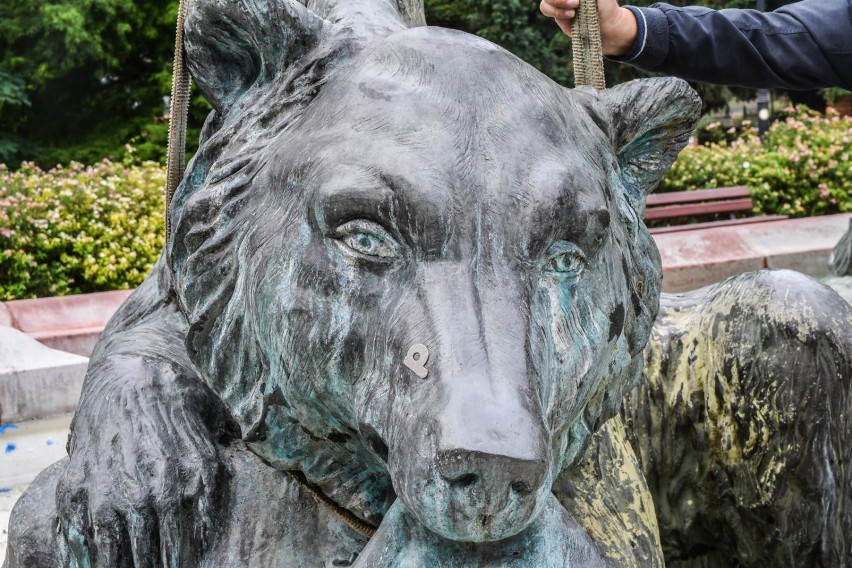 Zdjęli rzeźbę Niedźwiedzicy w fontannie Potop w parku Kazimierza Wielkiego w Bydgoszczy [zdjęcia]