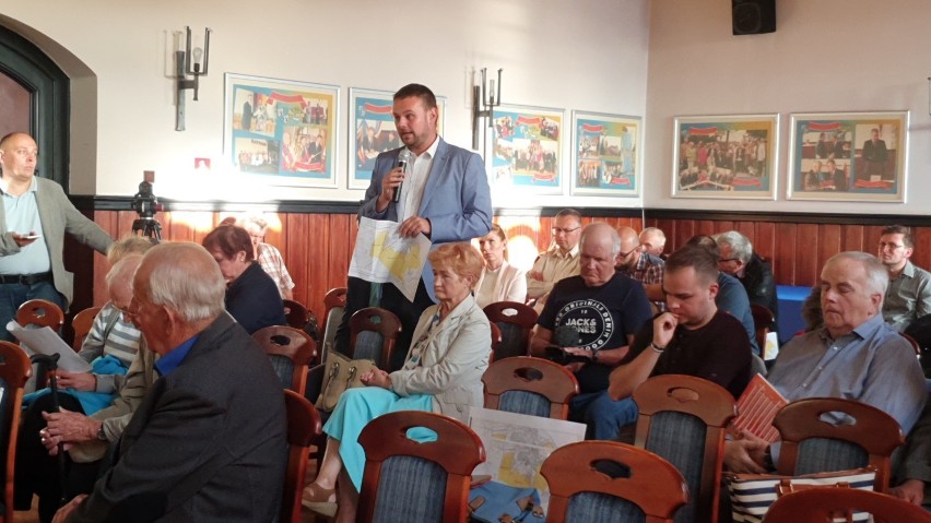 Wicewójt Piotr Neubauer podczas spotkania konsultacyjnego w ratuszu w Pucku