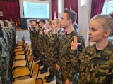 Ślubowanie kadetów w Kędzierzynie-Koźlu. Przyszli mundurowi zobowiązali się godnie nosić mundur. Wśród nich jeden młody Ukrainiec