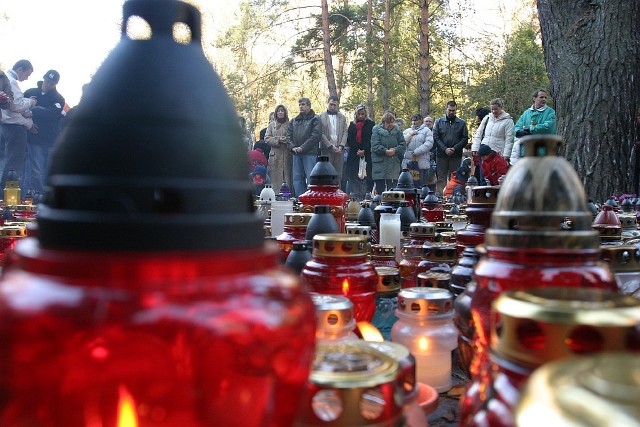 [b]Cmentarz Centralny SREBRZYSKO [/b]

Do 27 października 2011 r. &#8211; wjazd pojazdami mechanicznymi na teren Cmentarza przez osoby niepełnosprawne ruchowo oraz osoby powyżej 65 roku życia tak jak zwykle &#8211; od poniedziałku do piątku w godz. 7.00-10.00 oraz 15.00-18.00 i w niedziele i święta od 10.00 do 15.00. 

28 października 2011-3 listopada 2011 &#8211; całkowity zakaz wjazdu dla wszystkich pojazdów. 

[b]Cmentarz ŁOSTOWICKI[/b]

Do 27 października 2011 - wjazd pojazdami mechanicznymi na teren Cmentarza przez osoby niepełnosprawne ruchowo oraz osoby powyżej 65 roku życia tak jak zwykle &#8211; od poniedziałku do piątku w godz. 7.00-10.00 oraz 15.00-18.00 i w niedziele i święta od 10.00 do 15.00.
28 października 2011 &#8211; wjazd wyłącznie w godz. 7.00-10.00.
29 października 2011-3 listopada 2011 - całkowity zakaz wjazdu dla wszystkich pojazdów.

Na pozostałych cmentarzach komunalnych nie przewiduje się wjazdu na teren cmentarzy. 
