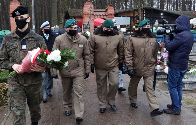 Członkowie grudziądzkiego Stowarzyszenia Kombatantów Misji Pokojowych ONZ, przedstawiciele Centrum Szkolenia Logistyki, delegacja WKU oraz koordynator ds. uroczystości patriotycznych radny Łukasz Piasecki złożyli wiązanki kwiatów na grobach żołnierzy spoczywających na największym w Grudziądzu cmentarzu parafialnym