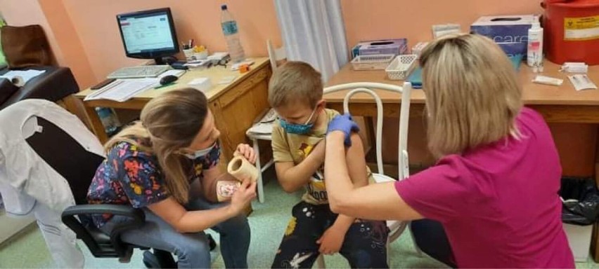 Szpital w Kaliszu. Ruszyły szczepienia dzieci przeciwko covid-19. ZDJĘCIA