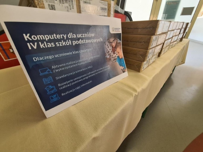 Laptopy dla uczniów klas czwartych w gminie Korzenna. Sprzęt o łącznej wartości pół miliona trafi do 176 uczniów 