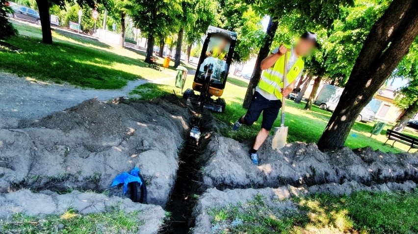 W parku przy farze w Złoczewie zmiany. Montaż oświetlenia, będą kostka na alejkach ZDJĘCIA