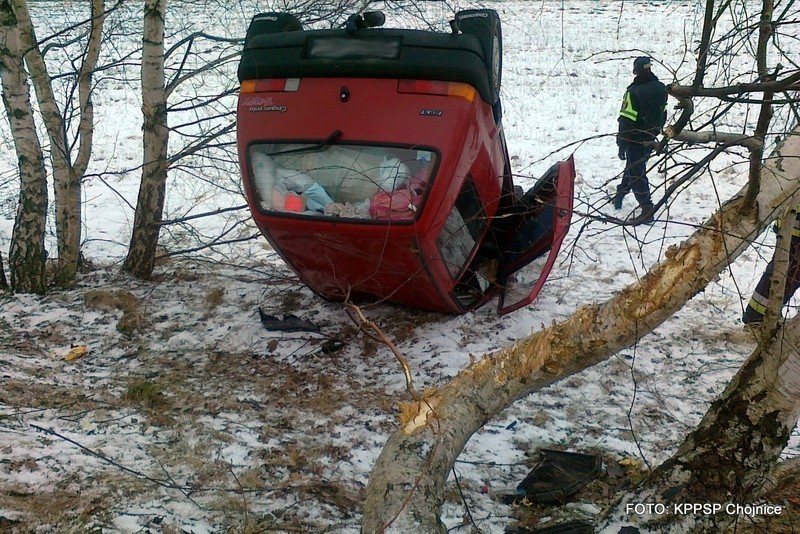 Samochód spadł ze skarpy koło chojnickiego szpitala