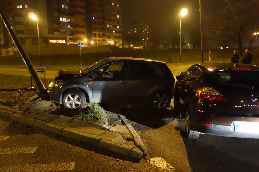 Na Rokicińskiej w Łodzi pijany kierowca uderzył w latarnię [ZDJĘCIA]