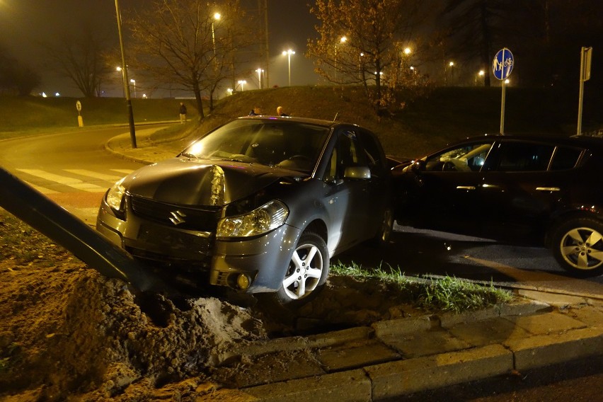 Na Rokicińskiej w Łodzi pijany kierowca uderzył w latarnię [ZDJĘCIA]
