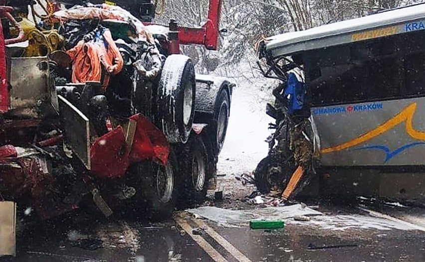 Wypadek kursowego busa pod Limanową. Kierowca i pasażerka w szpitalu [ZDJĘCIA]