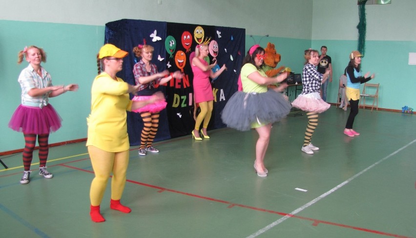 Chlewo gm. Goszczanów: szkolne występy dorosłych dla uczniów zorganizowano z okazji Dnia Dziecka