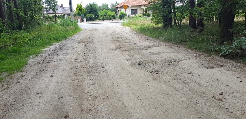 Takich dróg, jak ulica Sosnowa w Wiosce, jest w naszej...