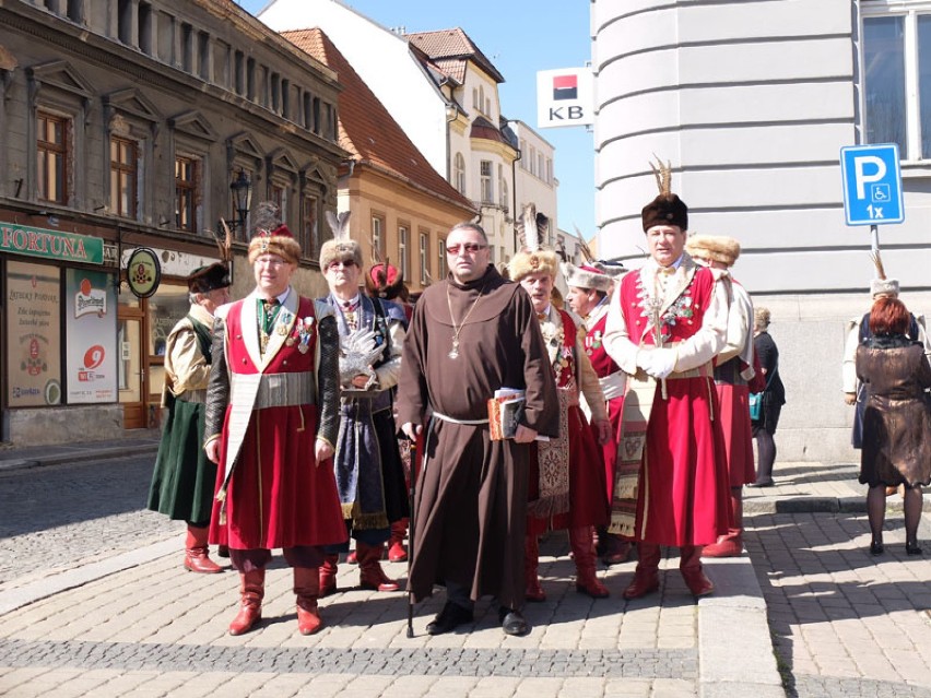 Żatec. Plenum EGS. Trzech braci kurkowych z okręgu krakowskiego przyjęto do Rycerstwa św. Sebastiana