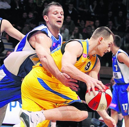 Mujo Tuljković(z lewej) zadebiutował w sobotę w barwach  poznańskiego PBG Basket. Zdobył osiem punktów