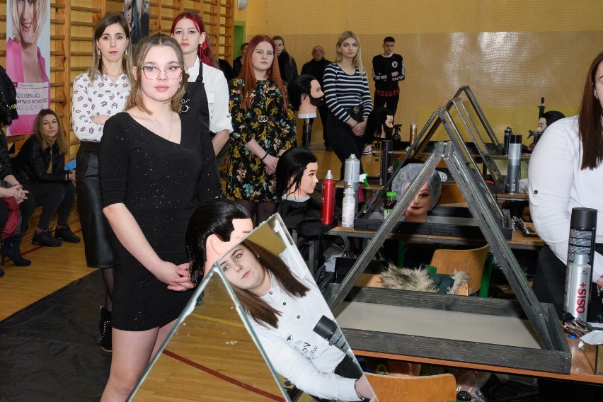 Lębork. Najlepsi adepci fryzjerstwa rywalizowali w Międzyszkolnym Konkursie Fryzjerskim w PCE [WYNIKI]