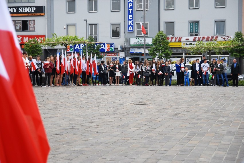 Święto flagi w Tomaszowie Maz. Uroczyste obchody z udziałem władz odbyły się na placu Kościuszki [GALERIA ZDJĘĆ]