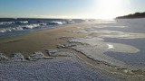 Foto powiat pucki: nad morze wróciła zima. Na plaży w Chłapowie pojawił się śnieg | ZDJĘCIA