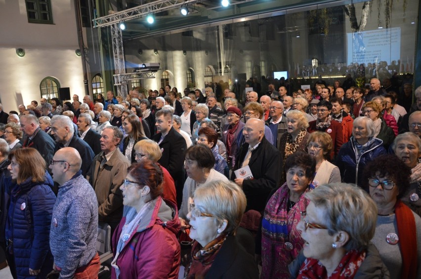 Śpiewanie pieśni patriotycznych w Piotrkowie na 100-lecie...