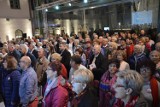 Śpiewanie pieśni patriotycznych w Piotrkowie na 100-lecie odzyskania niepodległości