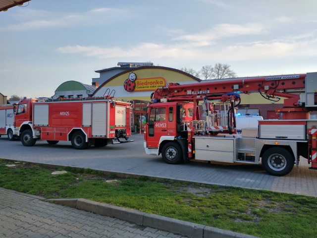 Strażacy sprawdzają budynek dyskontu na Zawodziu