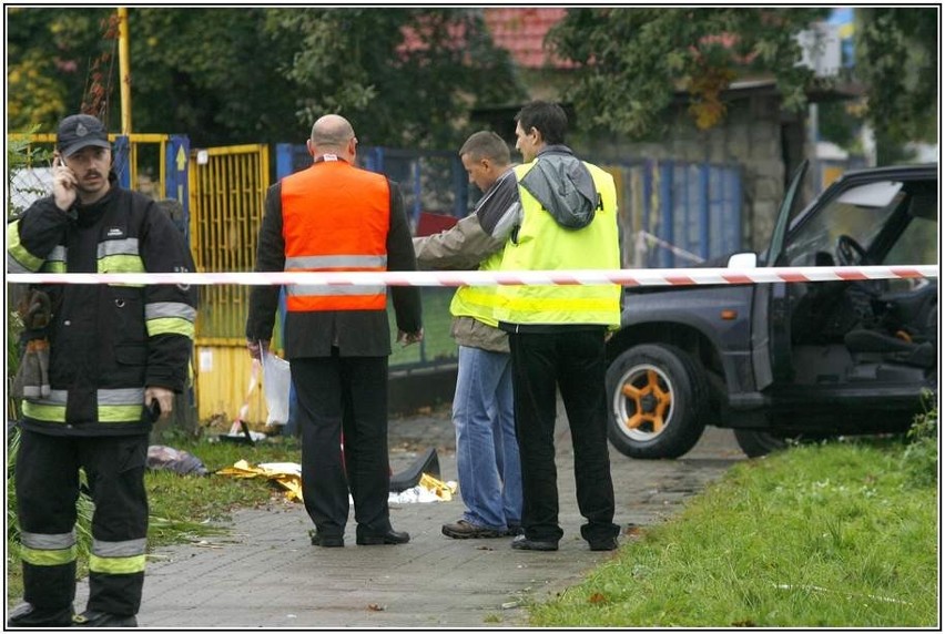 Marcinowice: Terenówka wjechała w przystanek. Zginęła matka z córką (ZDJĘCIA i FILM)