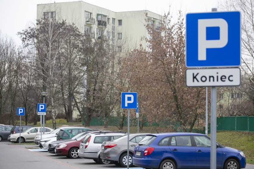 Wysyp znaków drogowych na Ursynowie. Kilkanaście tablic z literą P na niewielkim parkingu. To kolejny absurd drogowy w tej dzielnicy