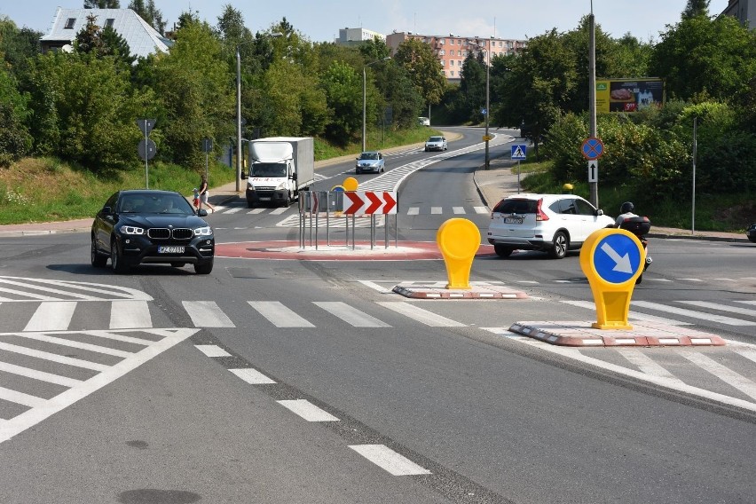 Nowe rondo w Starachowicach coraz bardziej podoba się kierowcom (ZDJĘCIA)