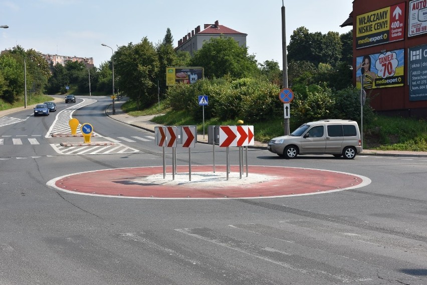 Nowe rondo w Starachowicach coraz bardziej podoba się kierowcom (ZDJĘCIA)