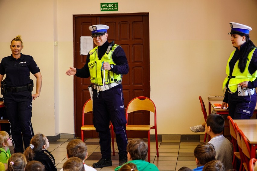 Policjanci z wizytą w szkole. Przypomnieli o bezpieczeństwie podczas akcji Rowerowy Maj