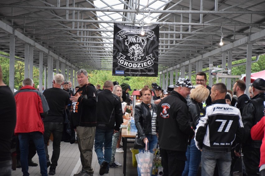 Piknik Motocyklowy w Grodźcu. Fanom jednośladów nie przeszkodził deszcz. Dziesiątki motocyklistów bawili się w szczytnym celu. [ZDJĘCIA]