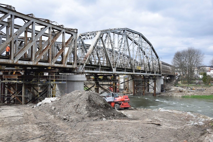 Trwa budowa nowego mostu kolejowego w Przemyślu.