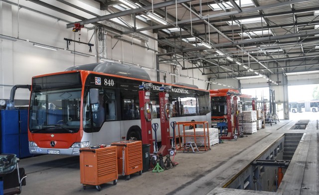 Część autobusów przez niskie temperatury uległa awarii i zamiast na ulice, trafiła do warsztatu.