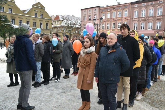 Polonez tańczony przez uczniów Ekonomika na Rynku w Kościerzynie jest już tradycją.