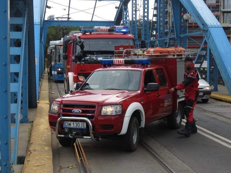 Wrocław: Straż ratowała mężczyznę leżącego pod mostem Sikorskiego (ZDJĘCIA)