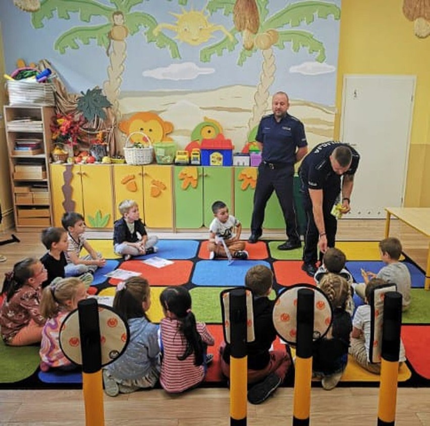 Przedszkolaki spotkały się z wieluńskimi policjantami