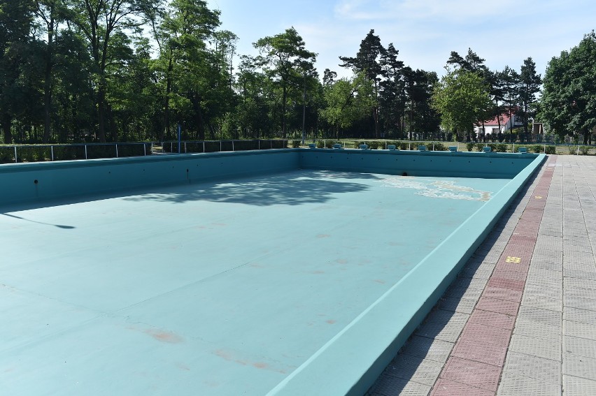 Odkryty basen w Lesznie gotowy, ale wciąż nieczynny