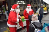 Po Zielonej Górze jeździł specjalny autobus z Mikołajami. Były upominki i wspólne zdjecia 