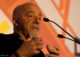 Paulo Coelho poprawia humory internautów