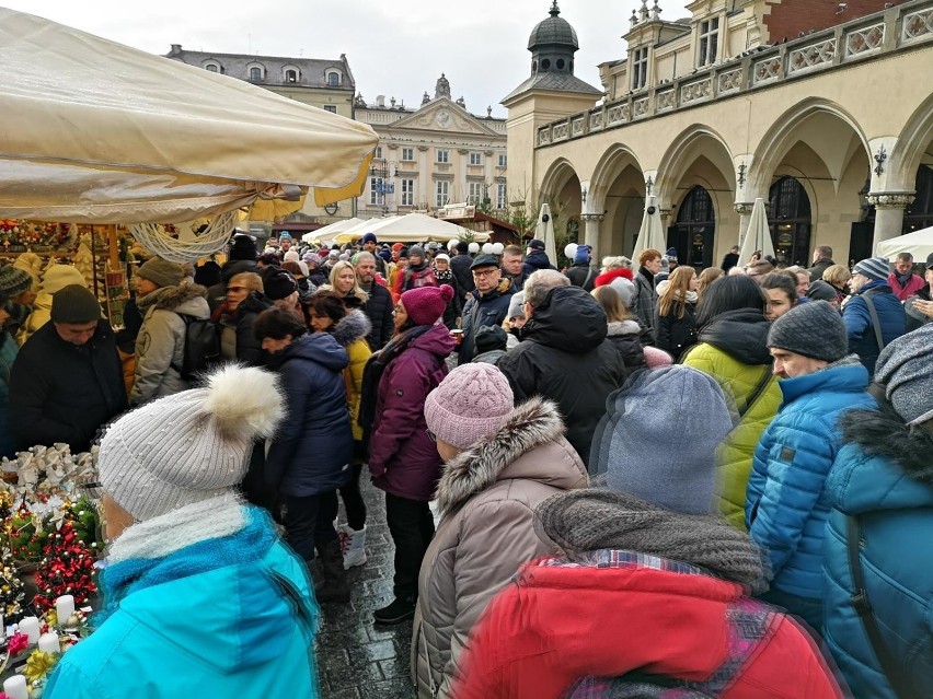 Kraków. Tłumy ludzi na Jarmarku Bożonarodzeniowym  [ZDJĘCIA]