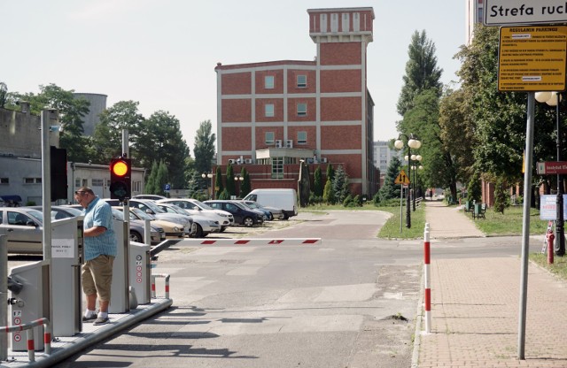 Skrócony szlaban w kampusie PŁ. Kierowca poczeka na otwarcie przez automat, rowerzysta nie musi