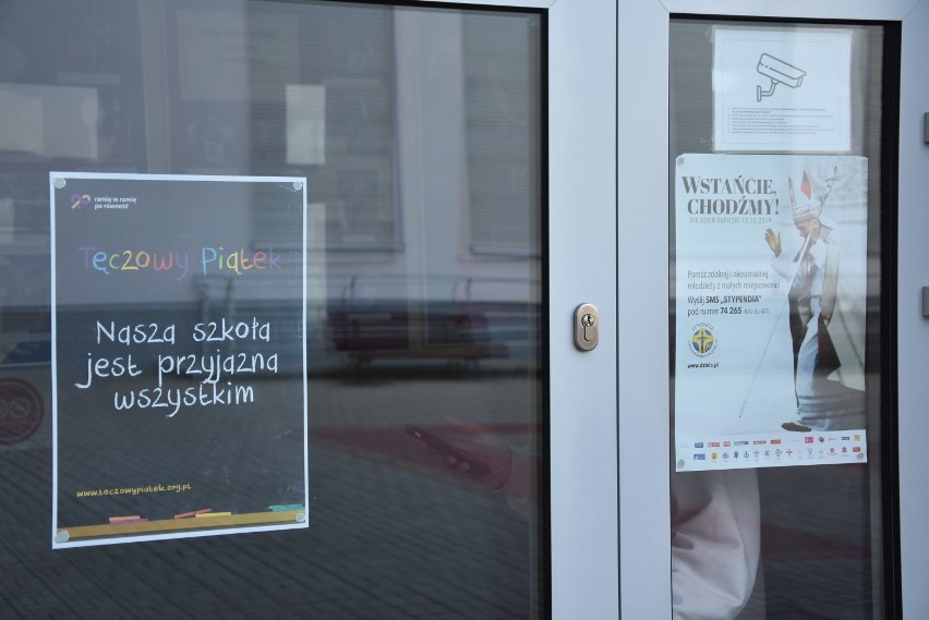 Tęczowy Piątek w Rybniku. II LO włączyło się w akcję. Plakaty we Fryczu: "Nasza szkoła jest przyjazna wszystkim"