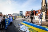 Gdańsk. "Stop finansowaniu wojny". Młodzi Polacy i Ukraińcy protestowali na Placu Solidarności. 29.04.2022 r.