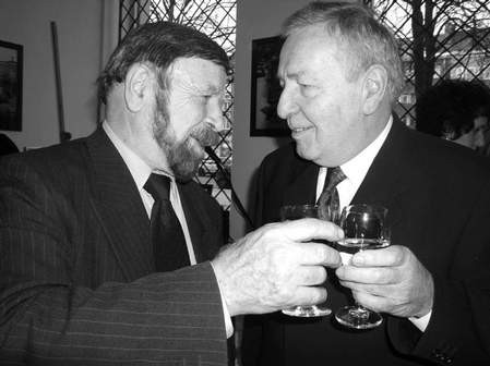 Wojciech Onyszkiewicz (z prawej) podczas towarzyskiej rozmowy z ambasadorem Szewachem Weissem.  /  JOLANTA PIEROŃCZYK