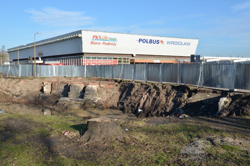 Wrocław: Archeolodzy odkopali fundamenty kościoła przy dworcu PKS. Metra nie znaleźli (ZDJĘCIA)