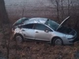 RADOWICE. Citroen wypadł z drogi i dachował. Kobieta trafiła do szpitala