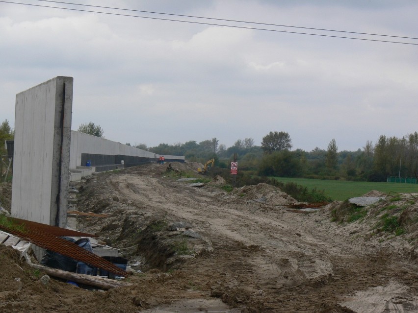 Liczący 2,5 kilometra betonowy mur powstaje wokół osiedla...