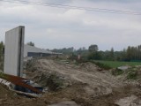 Betonowe mury w prawobrzeżnej części Sandomierza pną się do góry. Zobacz jak zabezpieczany jest wał opaskowy [ZDJĘCIA]
